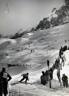 La 1ère remontée mécanique de la vallée, le téléphérique des glaciers (1924-1951) permet la naissance de la 1ère descente du Kandahar à Chamonix qui se courut en 1948 et fut gagnée par James COUTTET